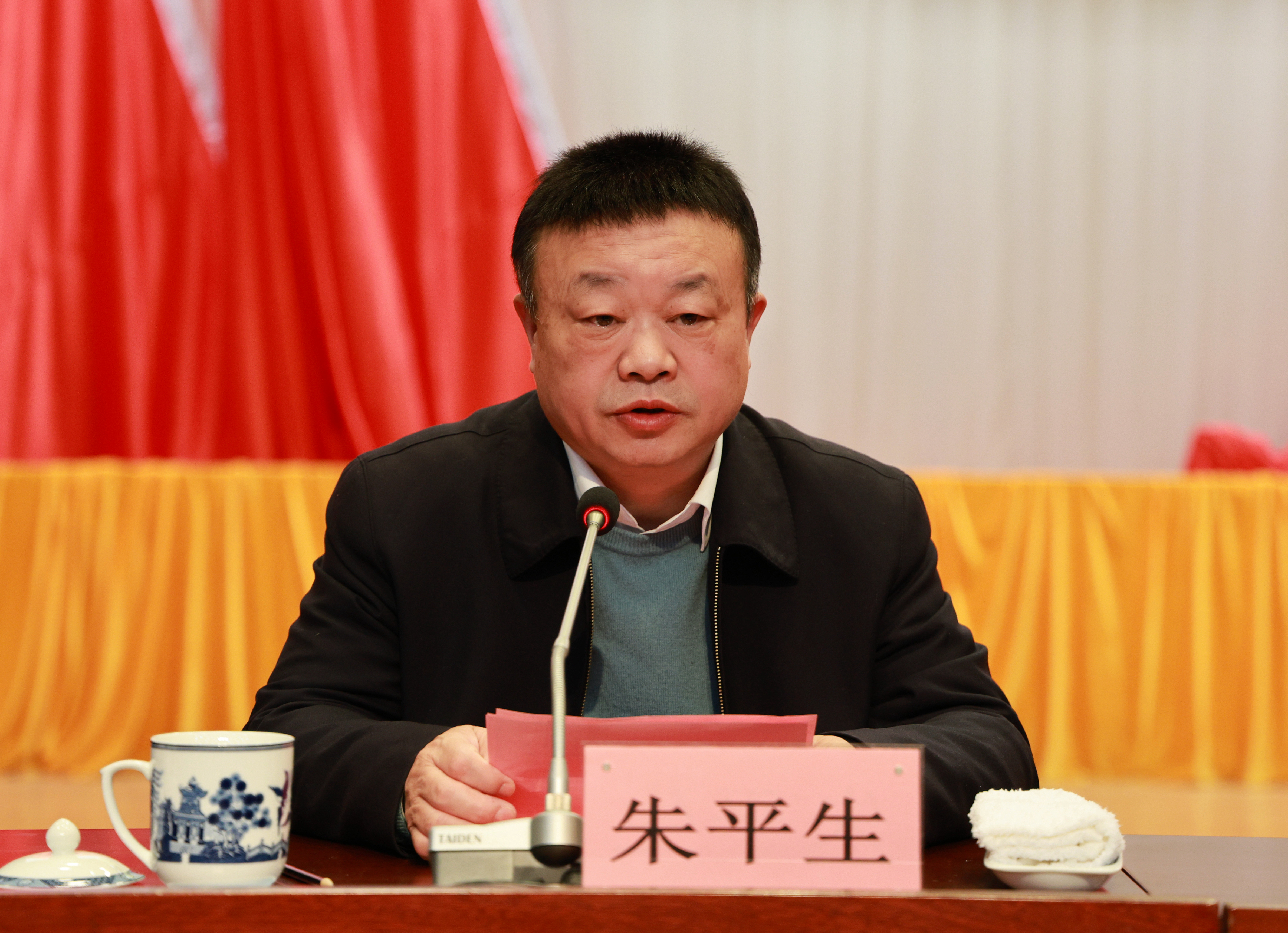 ͼ5 ��һ����ϯ�ۻᲢ�´�.jpg